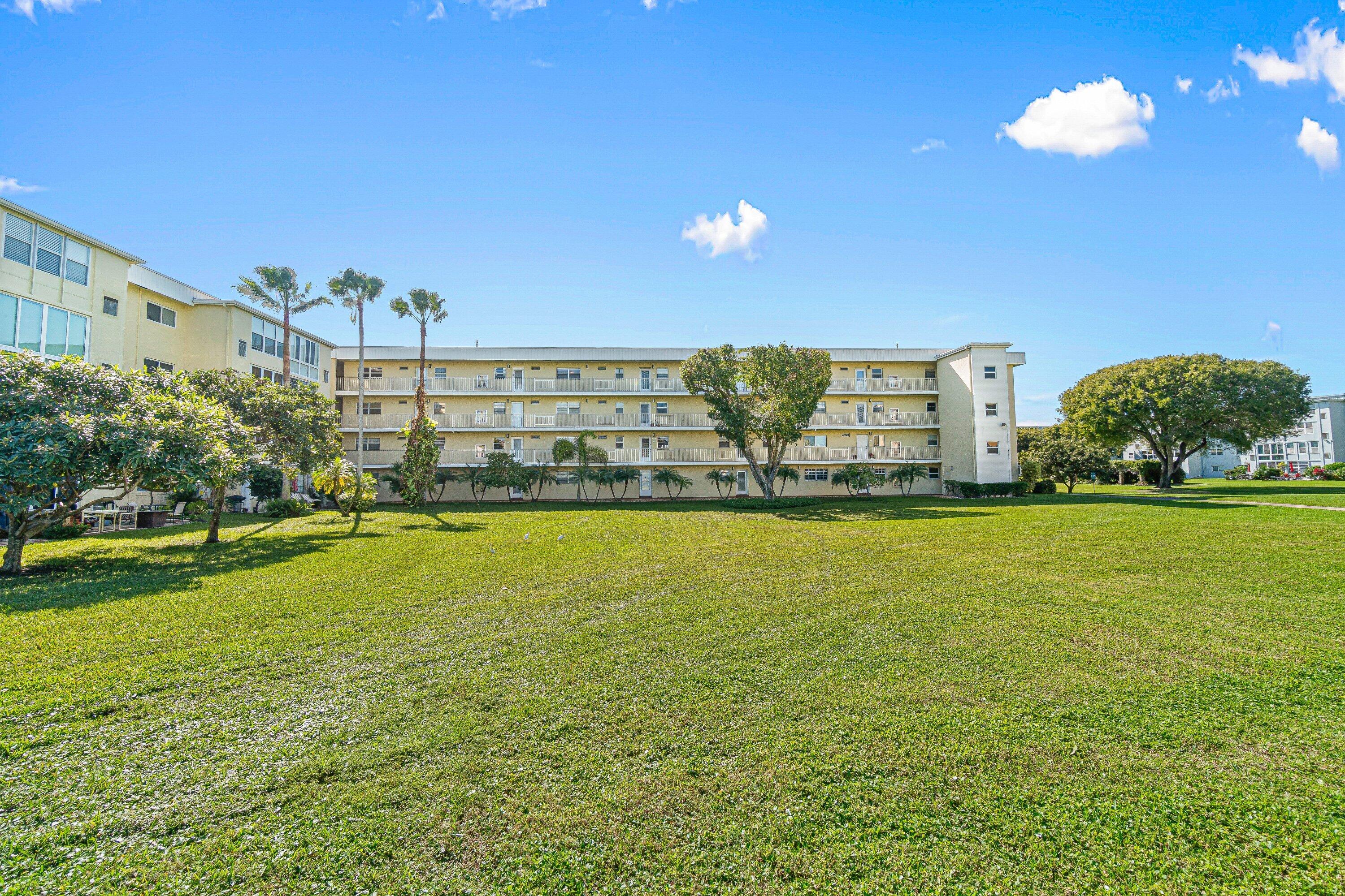 VILLAGE ROYALE ON THE GREEN CONDO - Residential