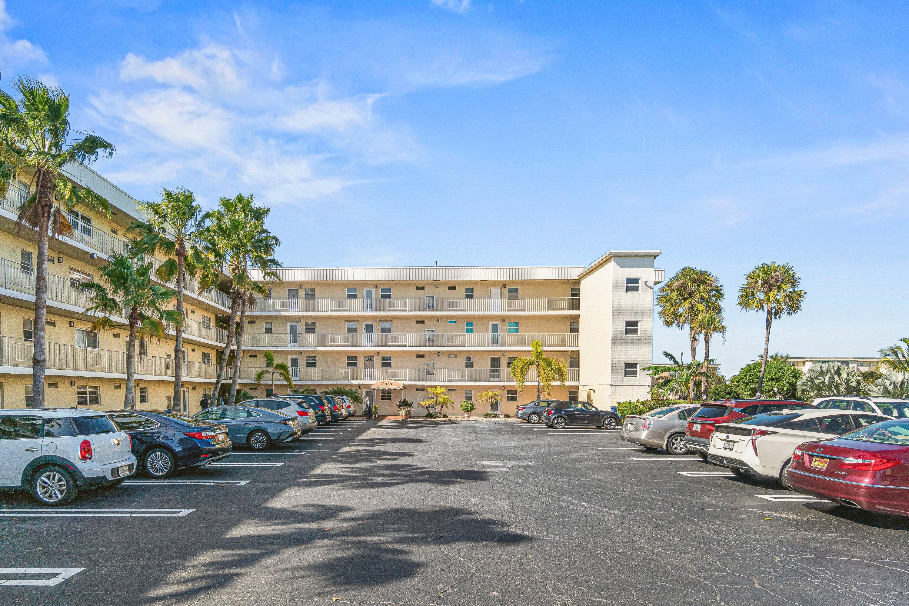 VILLAGE ROYALE ON THE GREEN CONDO - Residential