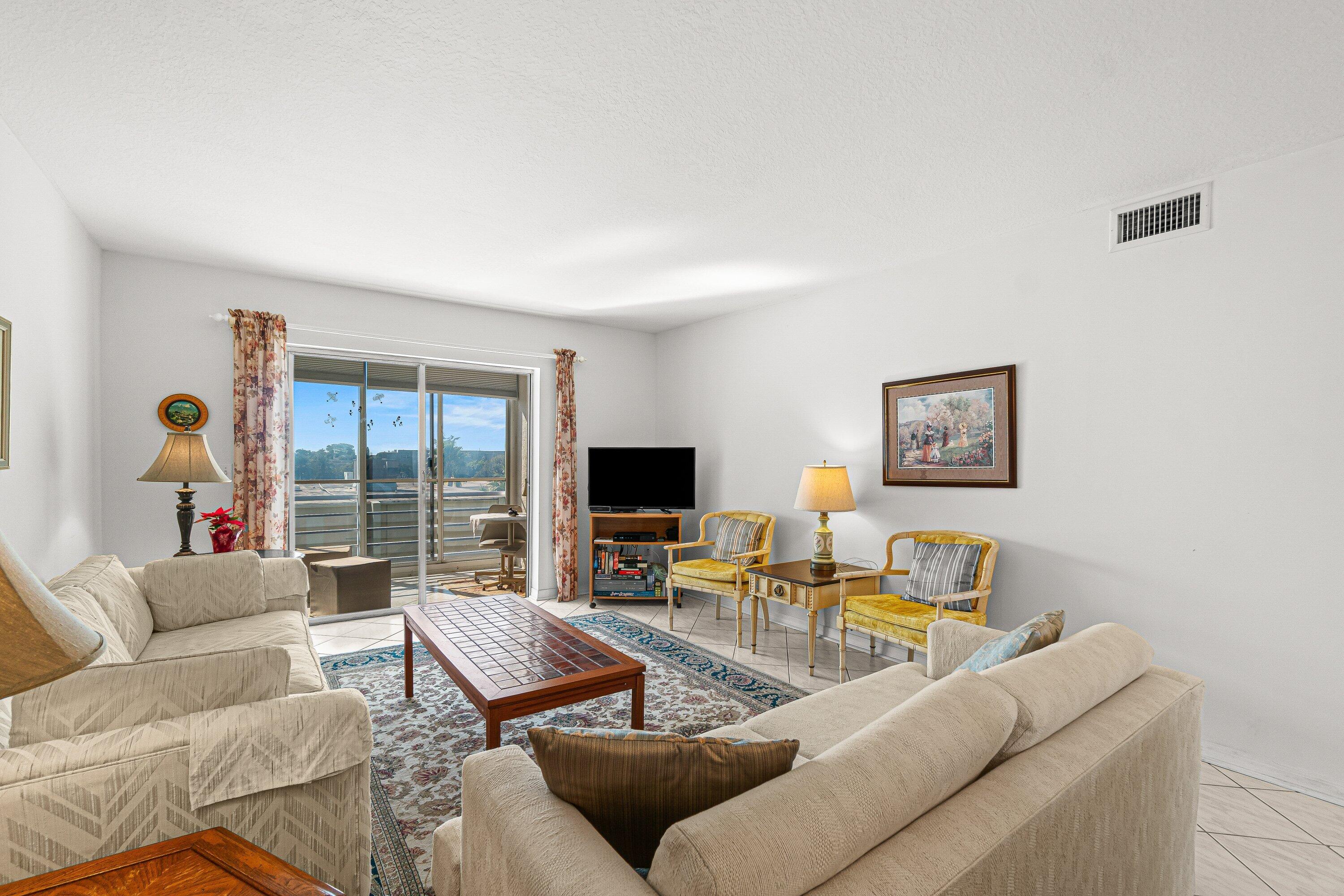 VILLAGE ROYALE ON THE GREEN CONDO - Residential