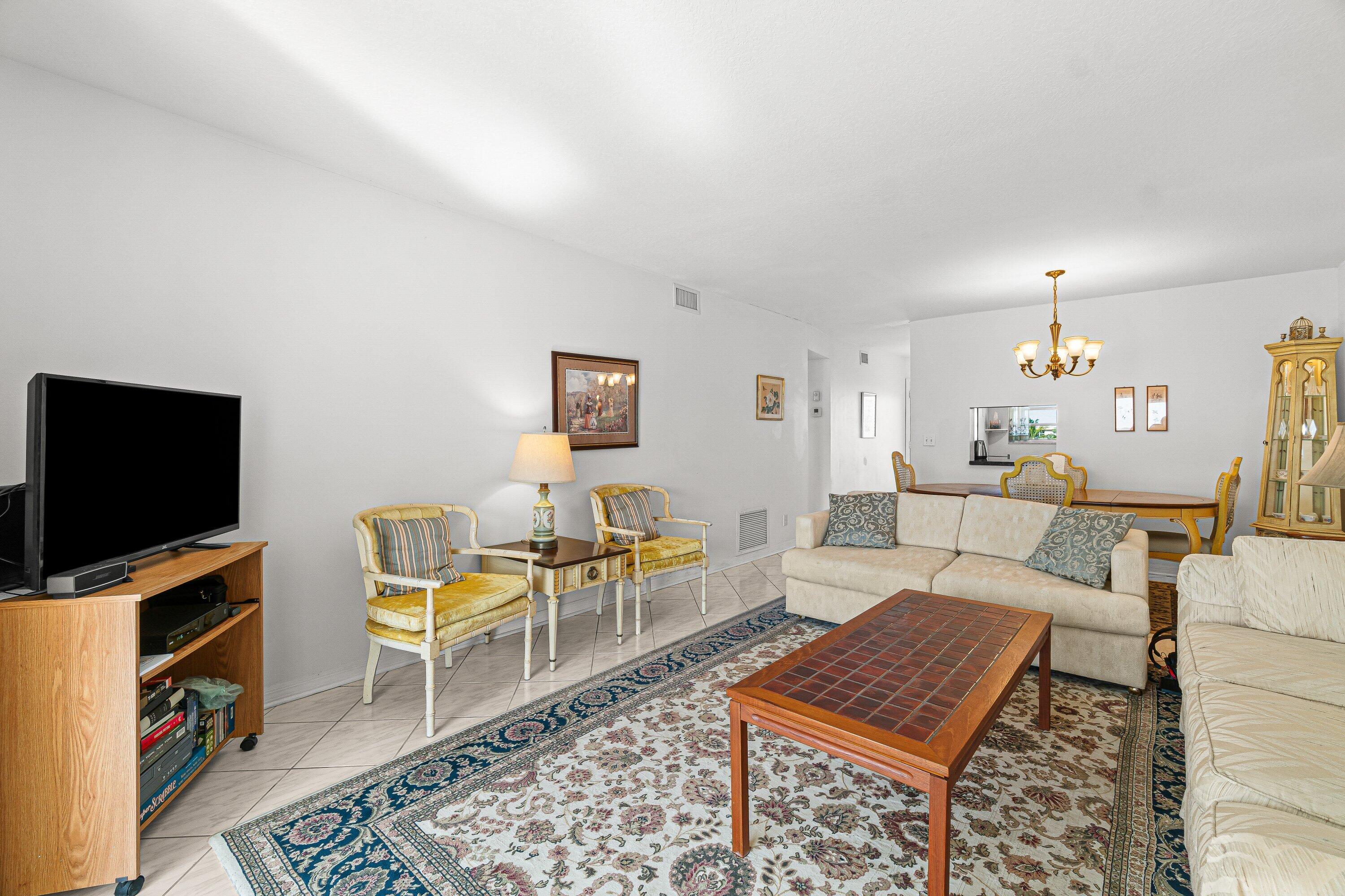 VILLAGE ROYALE ON THE GREEN CONDO - Residential