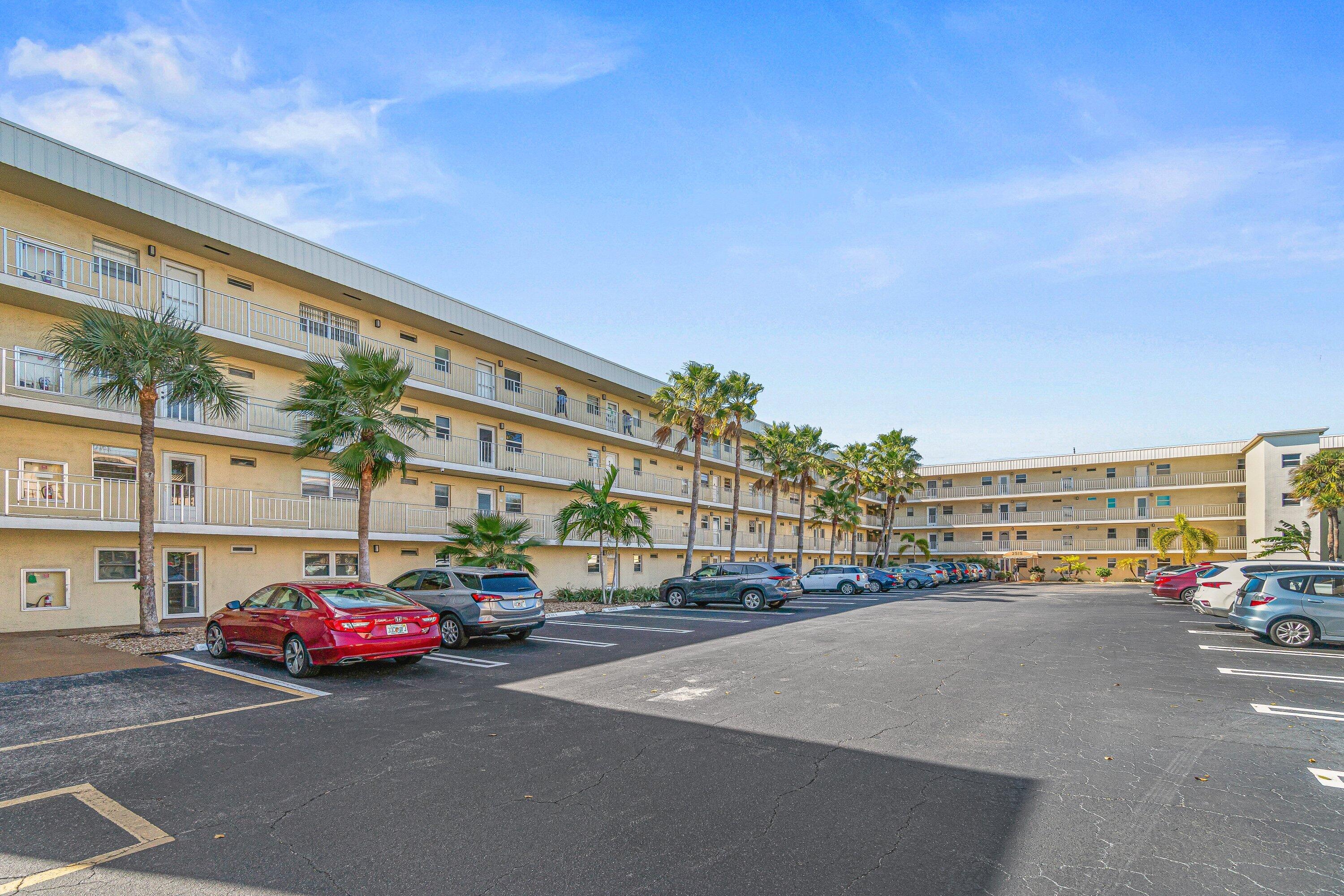 VILLAGE ROYALE ON THE GREEN CONDO - Residential