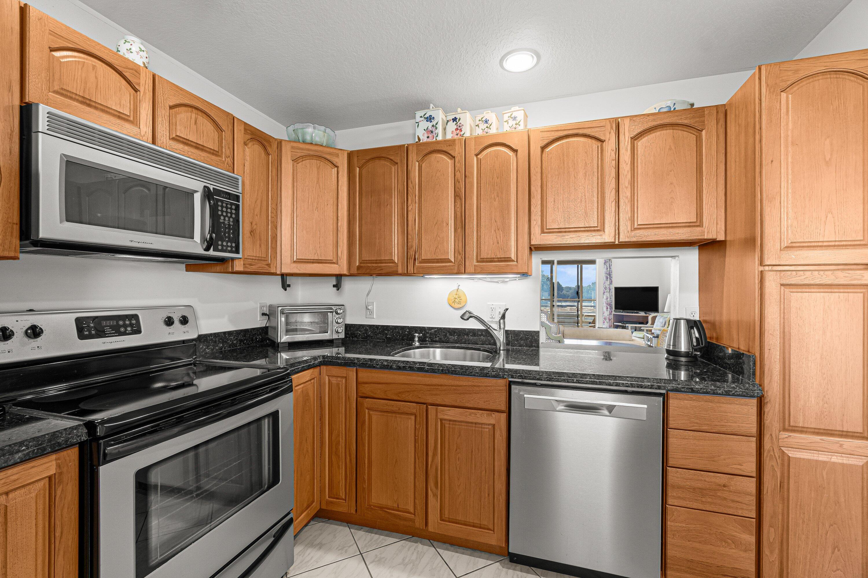 VILLAGE ROYALE ON THE GREEN CONDO - Residential