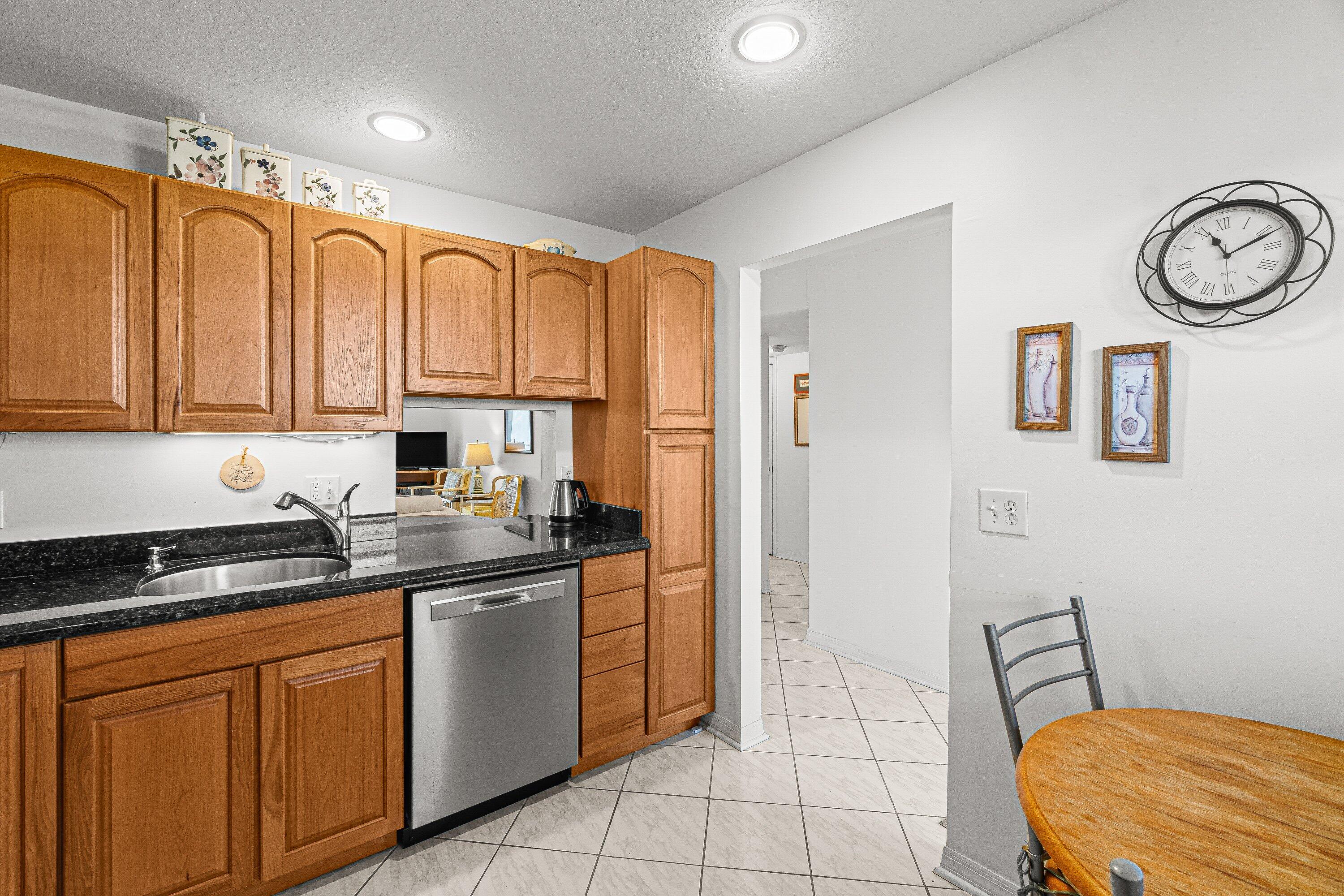 VILLAGE ROYALE ON THE GREEN CONDO - Residential