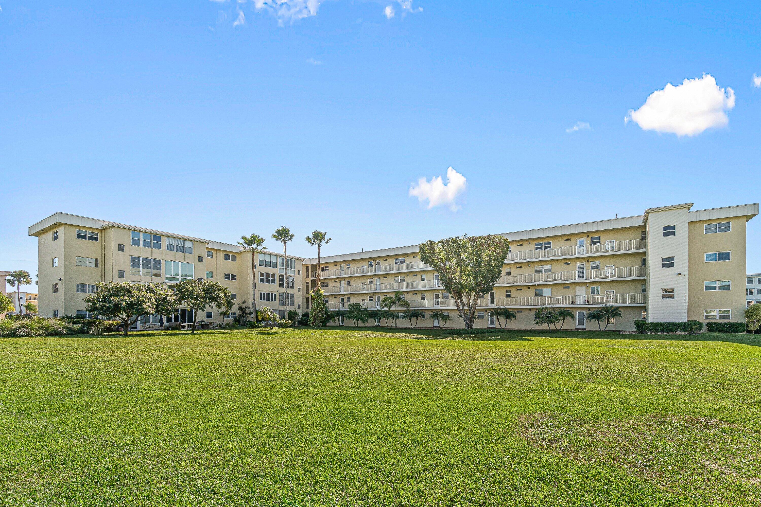 VILLAGE ROYALE ON THE GREEN CONDO - Residential