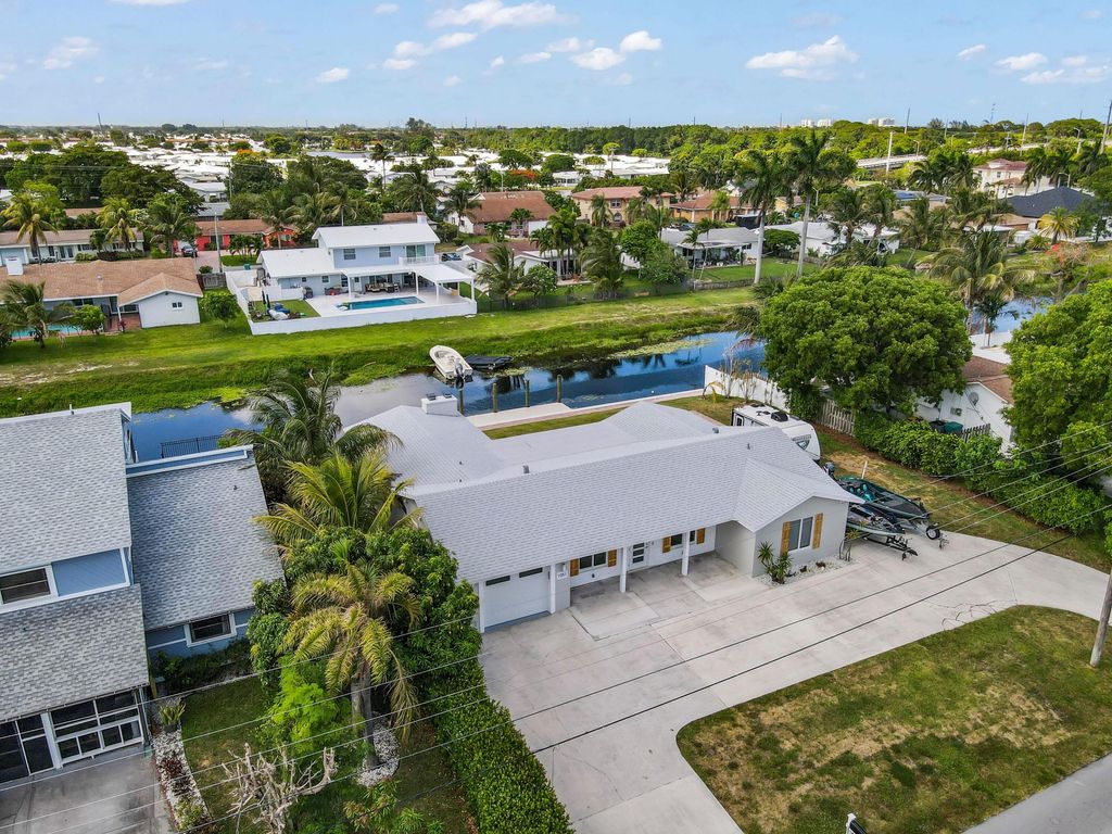 Photo of 1051 SW 25th Avenue, Boynton Beach, FL 33426 (MLS # B26032425)