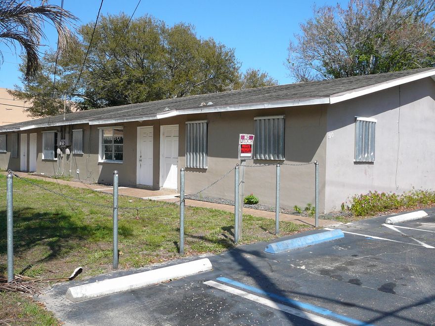 HUGE CBS DUPLEX ZONED GENERAL COMMERCIAL WITH NEARLY 3000 SF OF LIVING TOTAL. 3 BEDROOMS, 2 BATHROOMS EACH SIDE. EACH UNIT HAS A MASTER BEDROOM WITH WALK-IN CLOSET,LARGE EAT IN KITCHEN,LIVING ROOM, LAUNDRY ROOM, AND A SEPARATE ENTRANCE TO A BEDROOM. IDEALLY LOCATED, ADJACENT TO THE SOUTH OF PUBLIX PLAZA AND BEHIND WELLS FARGO BANK, JUST SECONDS TO SHOPPING, RESTAURANTS AND BANKS. POTENTIAL GROSS INCOME $48,000 PER YEAR! BOTH UNITS ARE VACANT SO FINISHING TOUCHES CAN BE MADE IMMEDIATELY TO GENERATE OPTIMUM INCOME. THIS IS PRICED TO SELL QUICKLY!