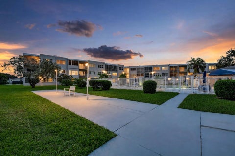 Tiny photo for 2200 Park Lane #Unit 111, Hollywood, FL 33021 (MLS # B26080202)