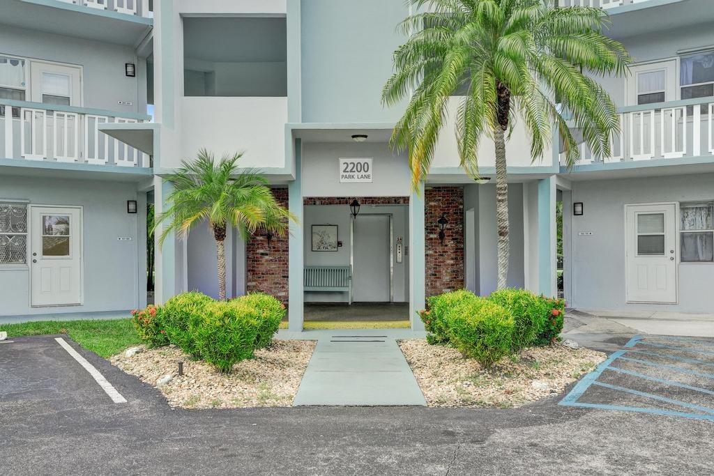 Photo of 2200 Park Lane #Unit 111, Hollywood, FL 33021 (MLS # B26080202)
