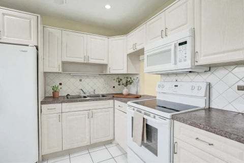 Tiny photo for 2200 Park Lane #Unit 111, Hollywood, FL 33021 (MLS # B26080202)