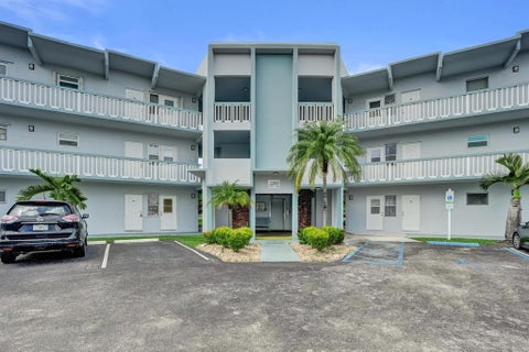 Tiny photo for 2200 Park Lane #Unit 111, Hollywood, FL 33021 (MLS # B26080202)