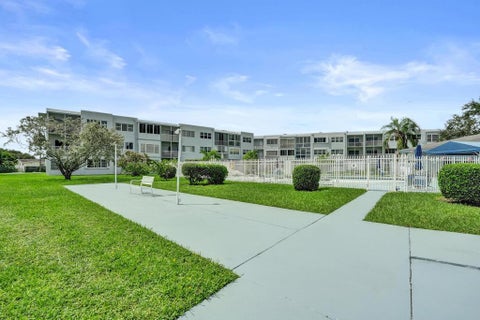Tiny photo for 2200 Park Lane #Unit 111, Hollywood, FL 33021 (MLS # B26080202)