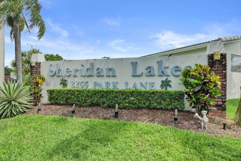 Tiny photo for 2200 Park Lane #Unit 111, Hollywood, FL 33021 (MLS # B26080202)