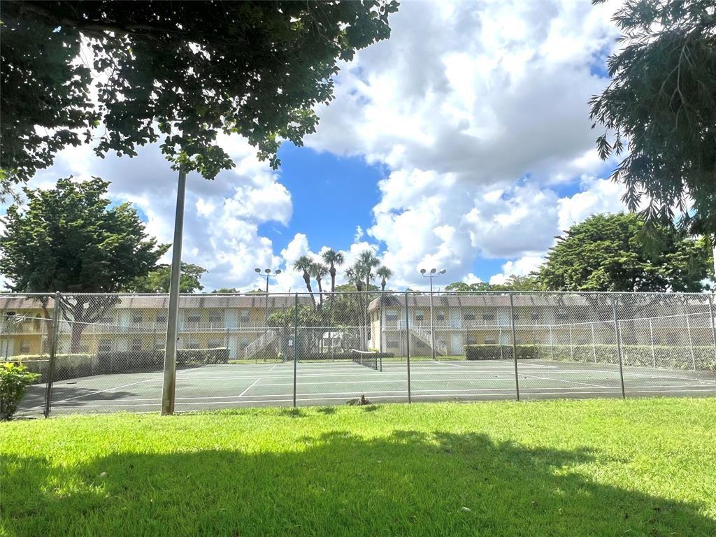 VILLAGE PARK AT OAKLAND C - Residential Lease