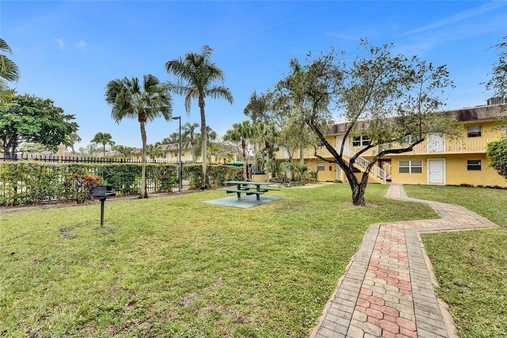 VILLAGE PARK AT OAKLAND C - Residential Lease