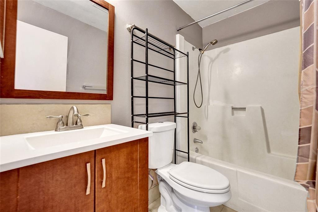 VILLAGE PARK AT OAKLAND C - Residential Lease