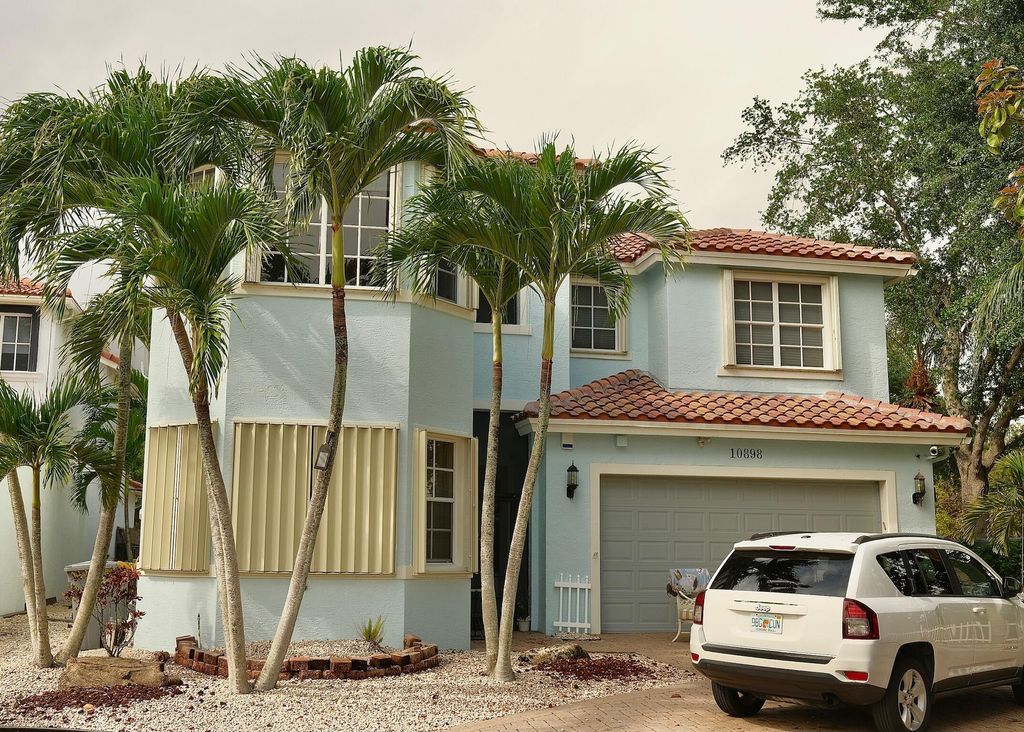 Photo of 10898 Lake Wynds Court, Boynton Beach, FL 33437 (MLS # B26044958)