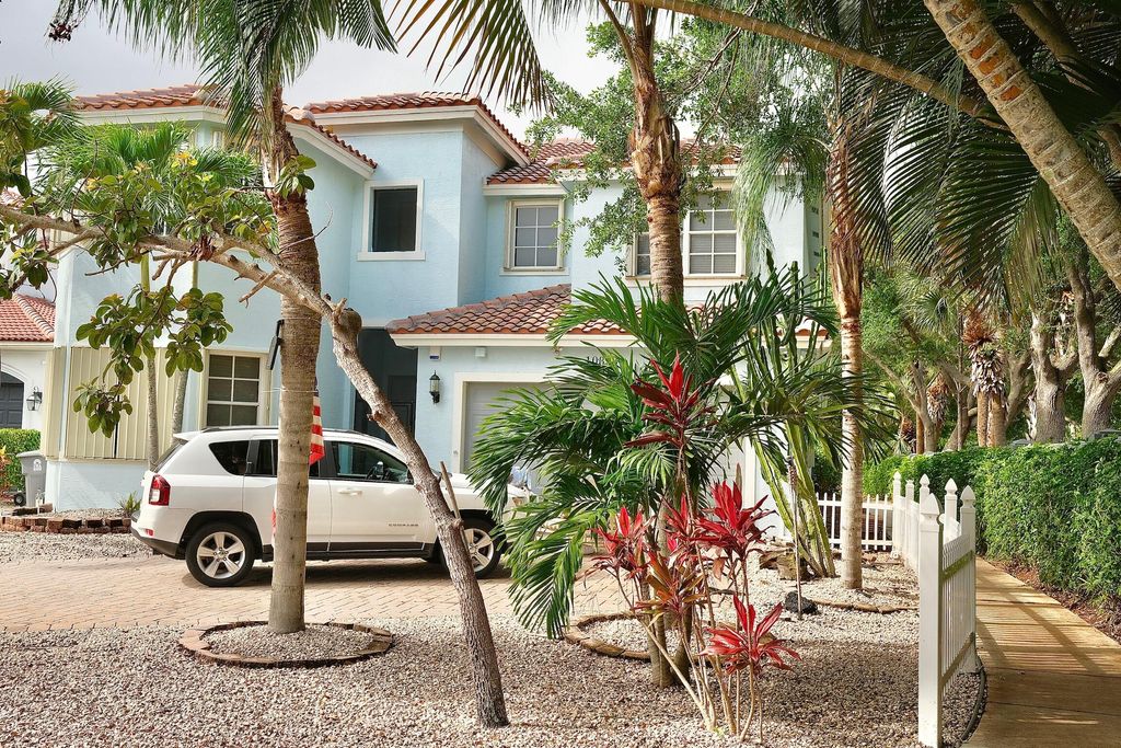 Photo of 10898 Lake Wynds Court, Boynton Beach, FL 33437 (MLS # B26044958)