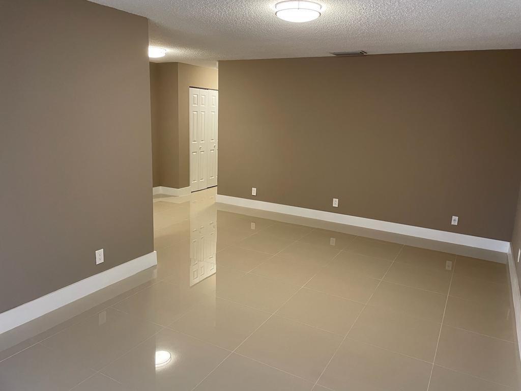 Amazing Villa with 1 bed/1 bath , beautiful porcelain floor, updated bath , kitchen and new appliances.
No pets . Proof of income required . Association takes up to 30 days to approve.
Call L/A for showings.