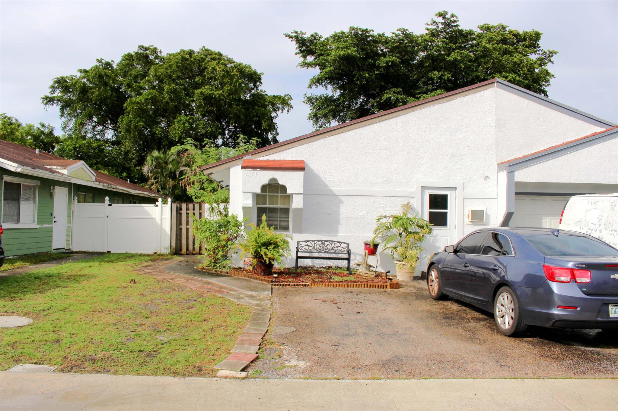 ALL UTULITIES INCLUDED! 9X10 room with kitchen cabinets. Remodeled efficiency in a triplex, Tile all trough.. Central location for shopping and main roads to highways.