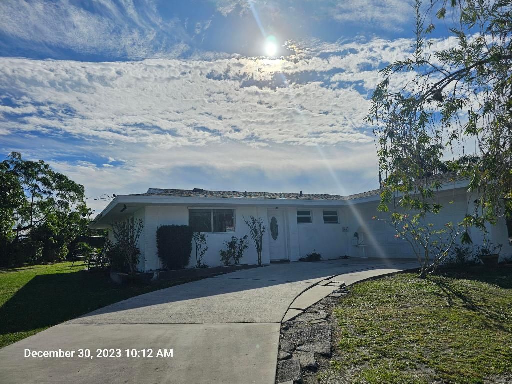 Photo of 302 SE Verada Avenue, Port Saint Lucie, FL 34983 (MLS # R10948913)