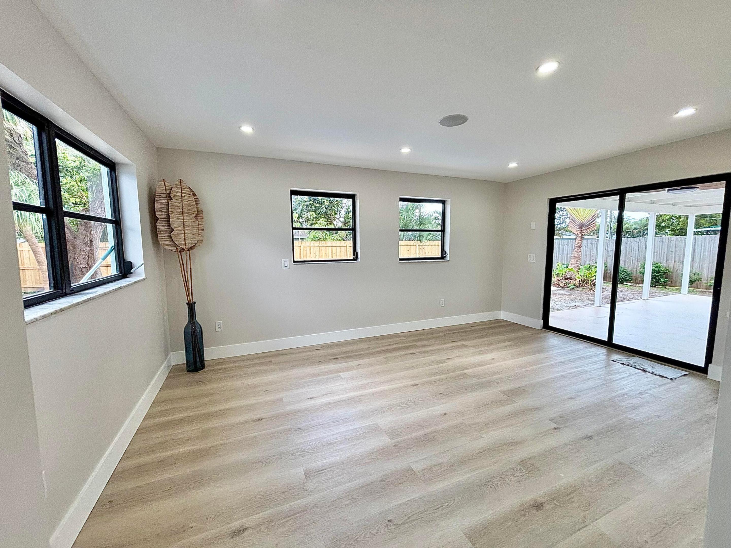 EAST LAKE CLARKE - Residential