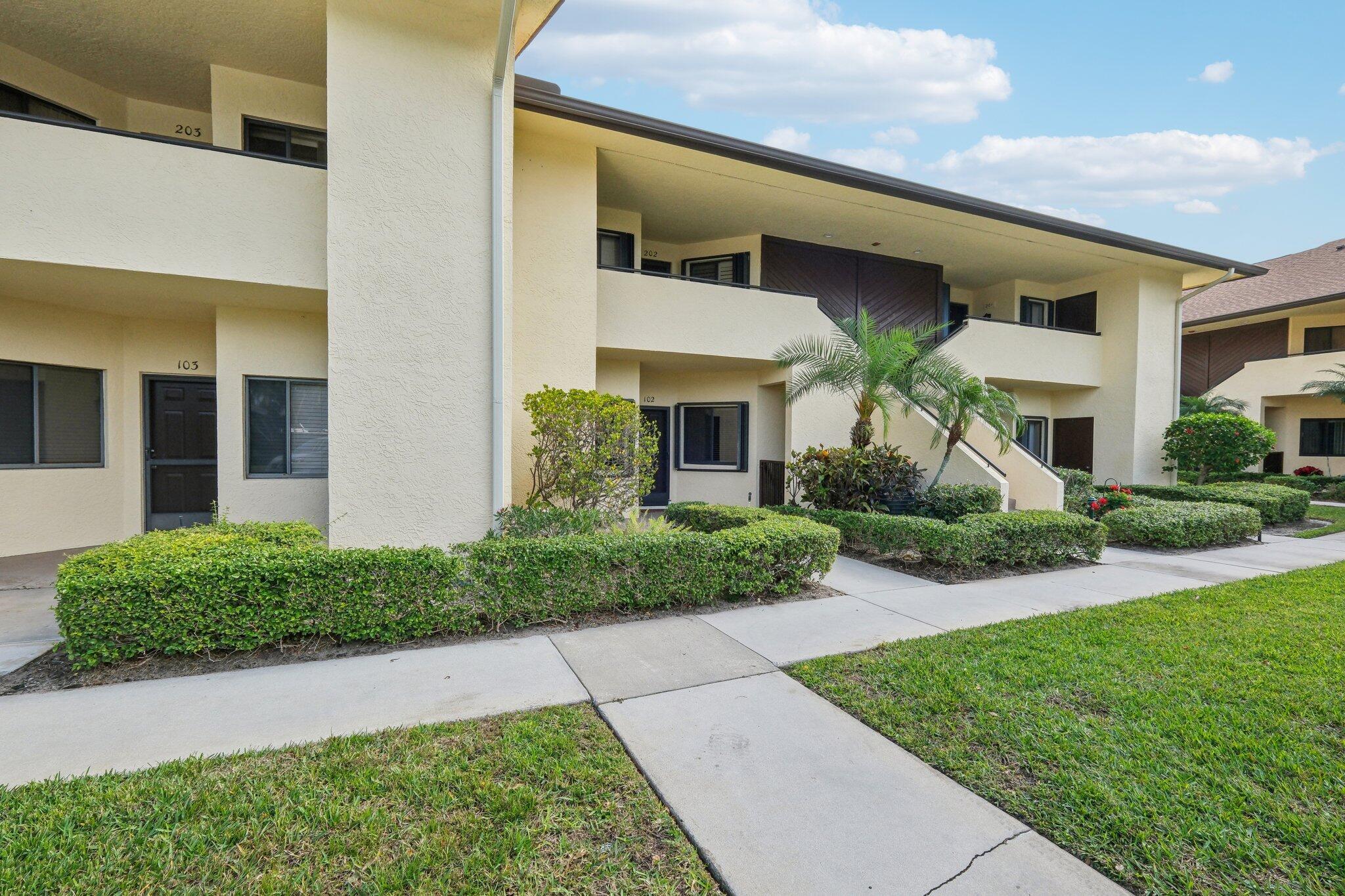 6533 SE Williamsburg Drive 102, Hobe Sound, FL, 33455/$260,000 1 6533 SE Williamsburg Drive 102