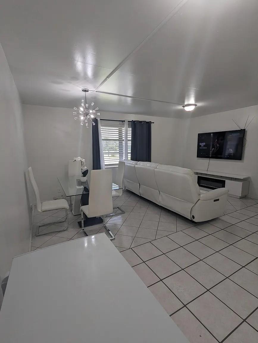 Move-in Ready & Available Now!
Spacious 2-bedroom, 1-bath apartment for only $1,850/month! Fast approval so you can move in before September 1st. Only first month + one month security deposit to move in! Includes 2 parking spaces and water. Don’t miss this amazing deal – schedule your showing today! Close to universities, near Davie Road, quick access, and also close to highways.