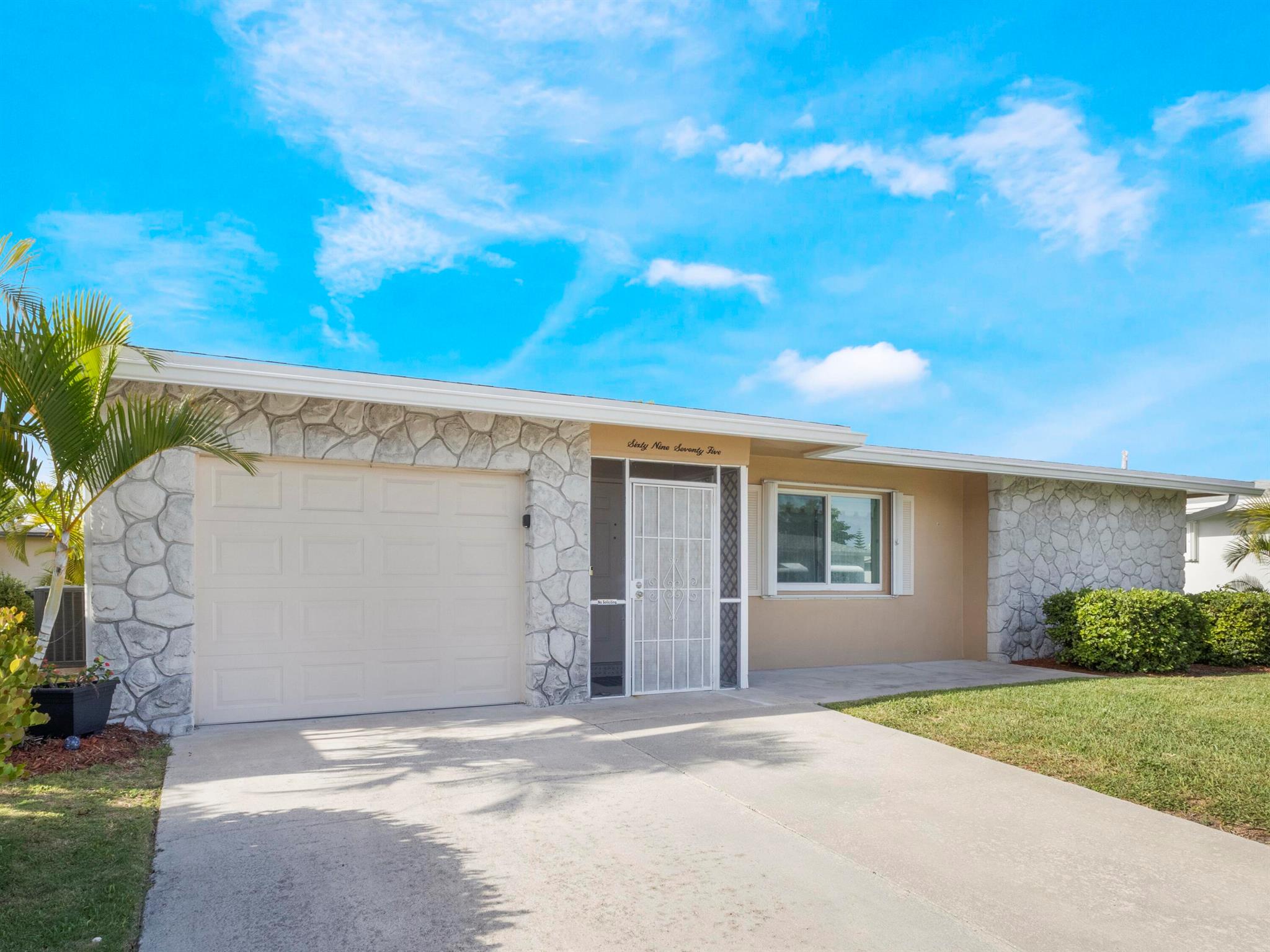 6975 NW 12th Street, Margate, FL, 33063/$375,000 2 6975 NW 12th Street
