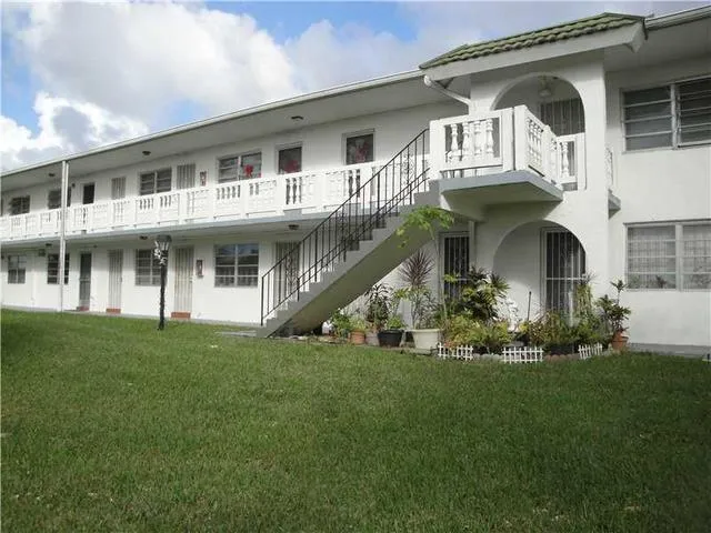 121 NE 204th St Unit 4  