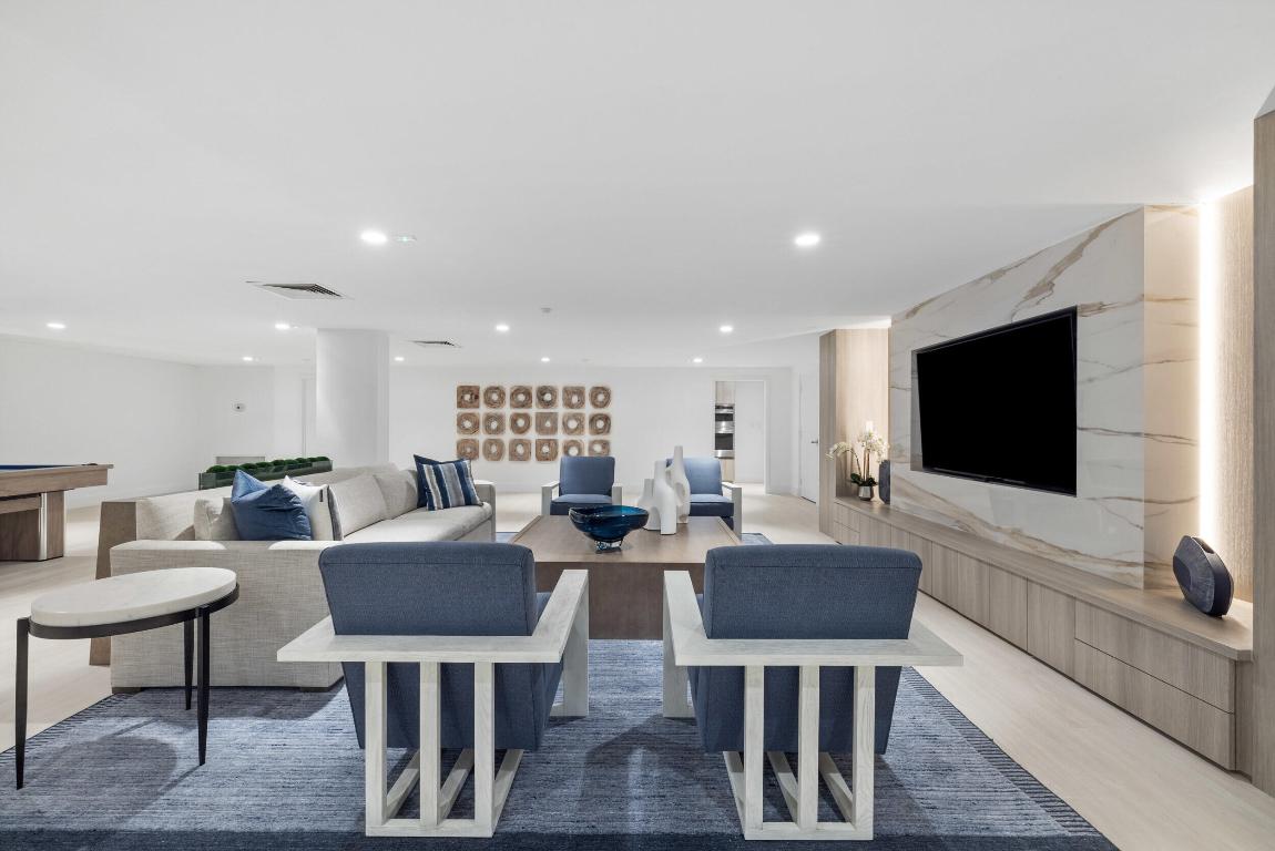 CARLYLE HOUSE CONDO - Residential