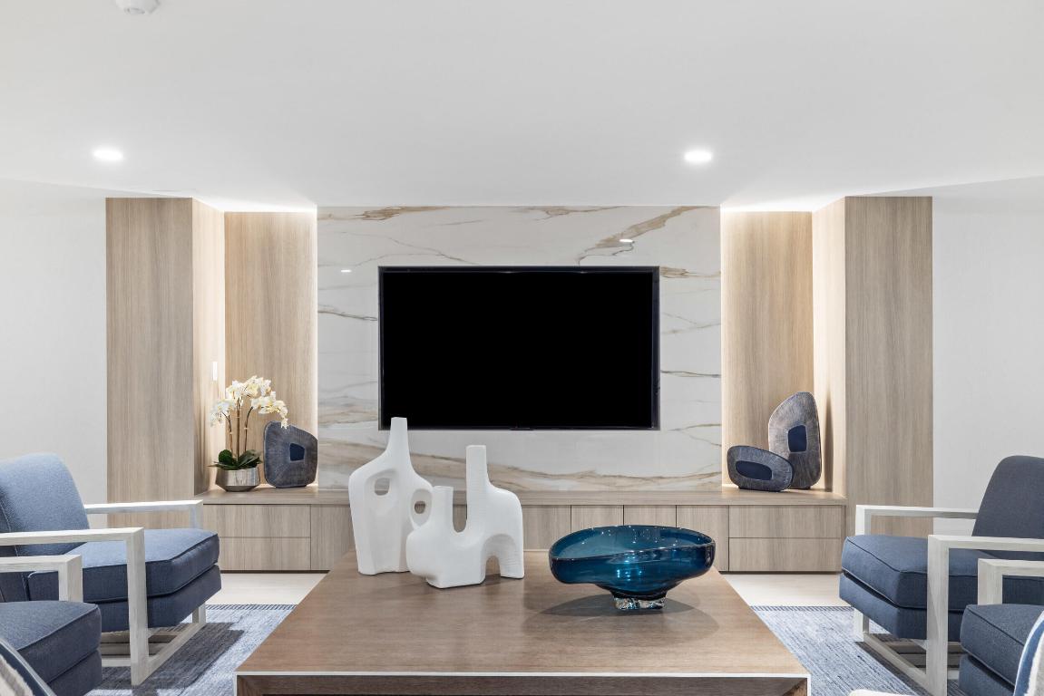 CARLYLE HOUSE CONDO - Residential