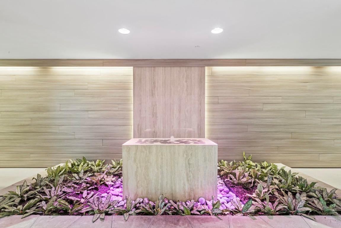 CARLYLE HOUSE CONDO - Residential