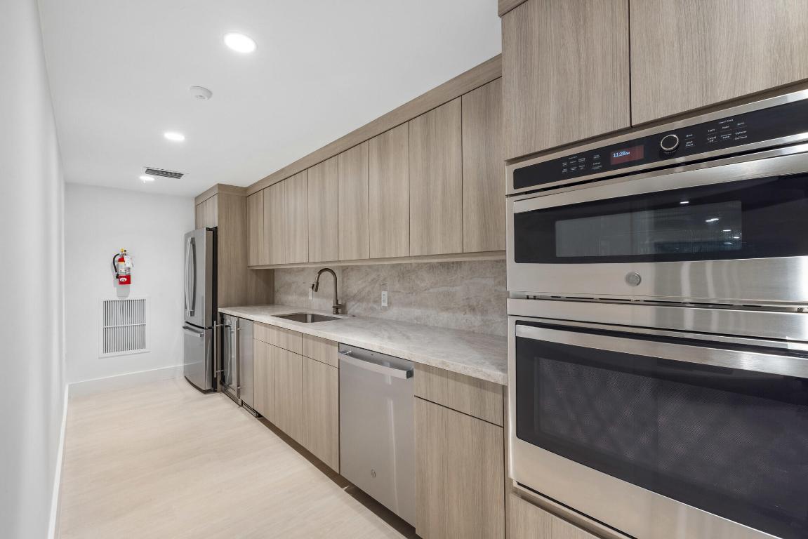 CARLYLE HOUSE CONDO - Residential