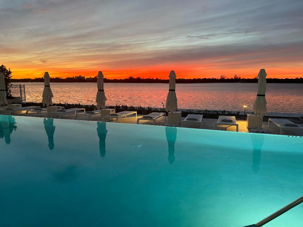 CARLYLE HOUSE CONDO - Residential