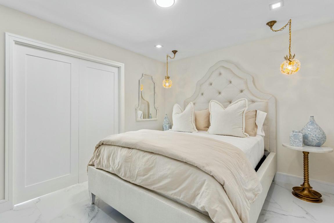 CARLYLE HOUSE CONDO - Residential