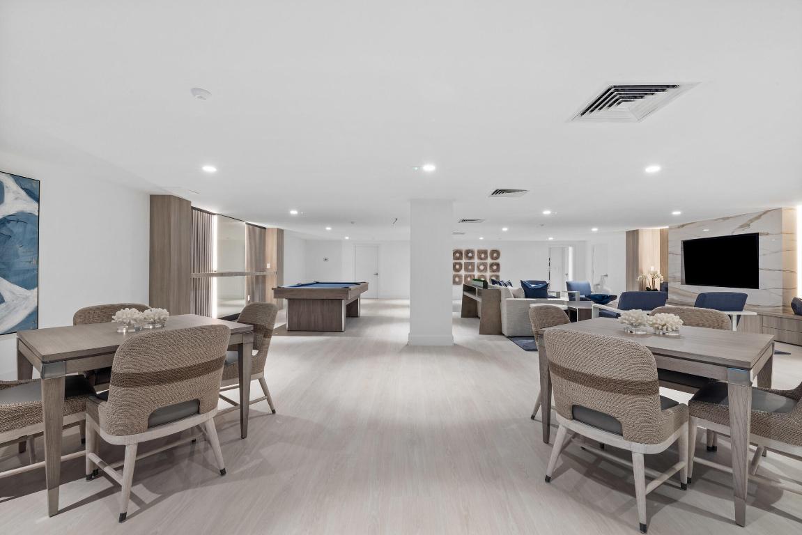 CARLYLE HOUSE CONDO - Residential