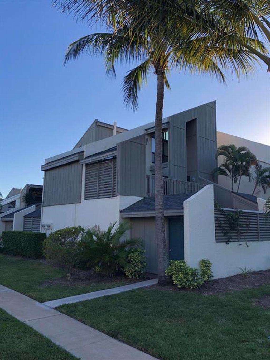 Photo of 1605 S Us Highway 1 #4 F, Jupiter, FL 33477 (MLS # R10786480)