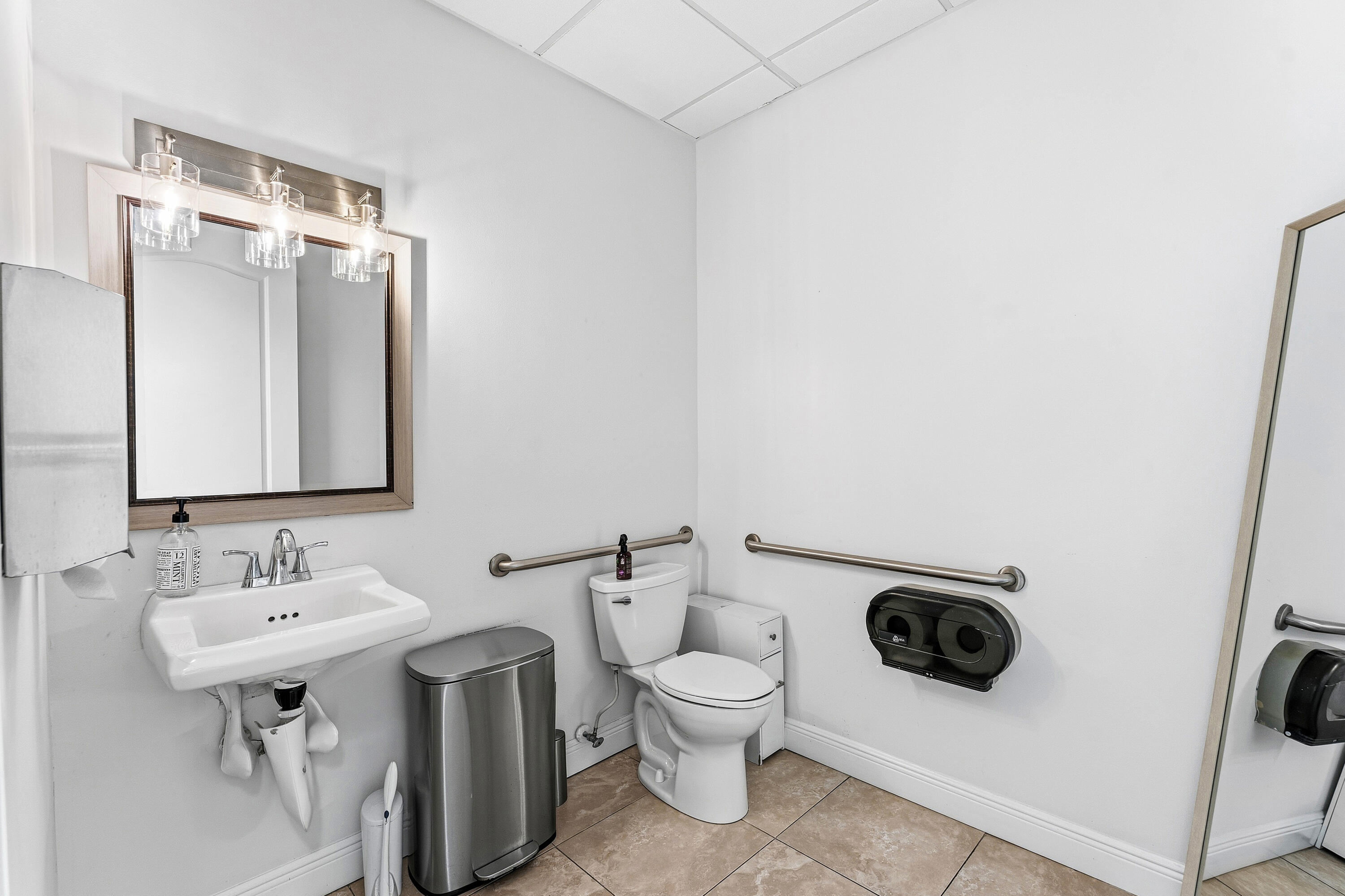 Main image without alt text