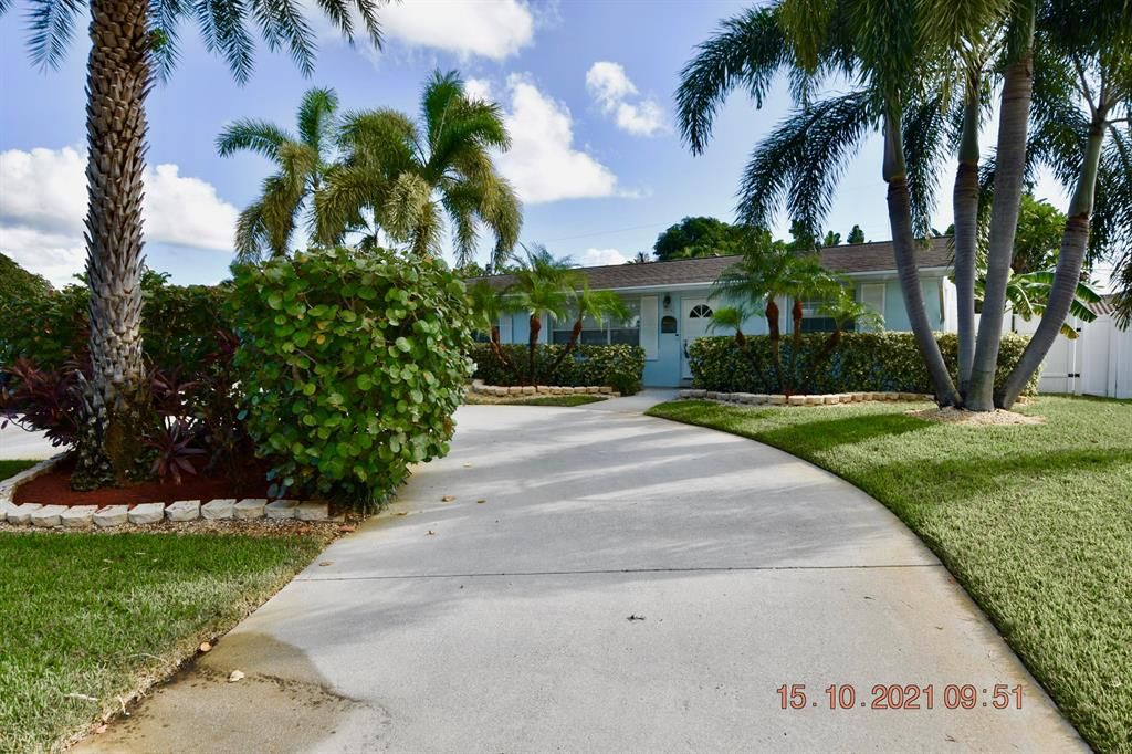 Photo of 9914 Daphne Avenue Ave, Palm Beach Gardens, FL 33410 (MLS # R10752326)