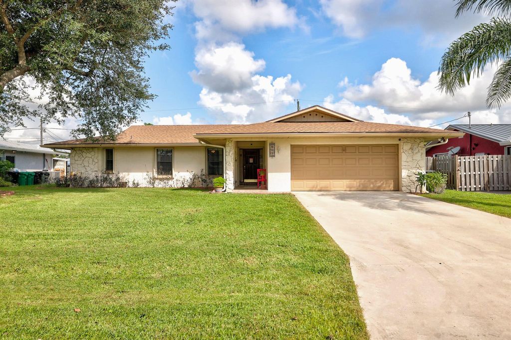 Photo of 537 SE Brookside Terrace, Port St Lucie, FL 34983 (MLS # R10907382)