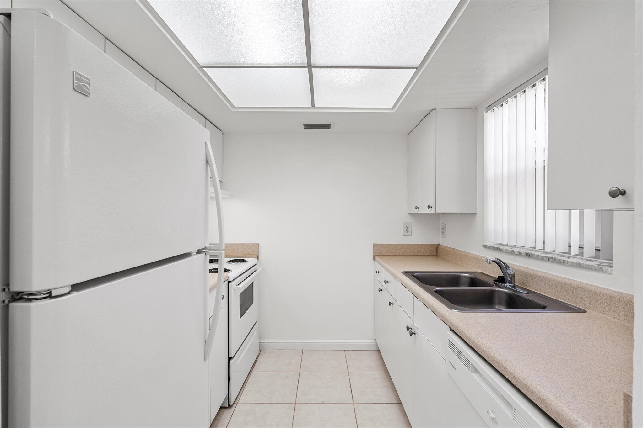 BOCA RATON HILLS SEC 02 - Residential Lease