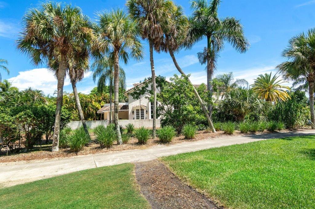 ROYAL PALM YACHT & COUNTRY CLUB - Residential