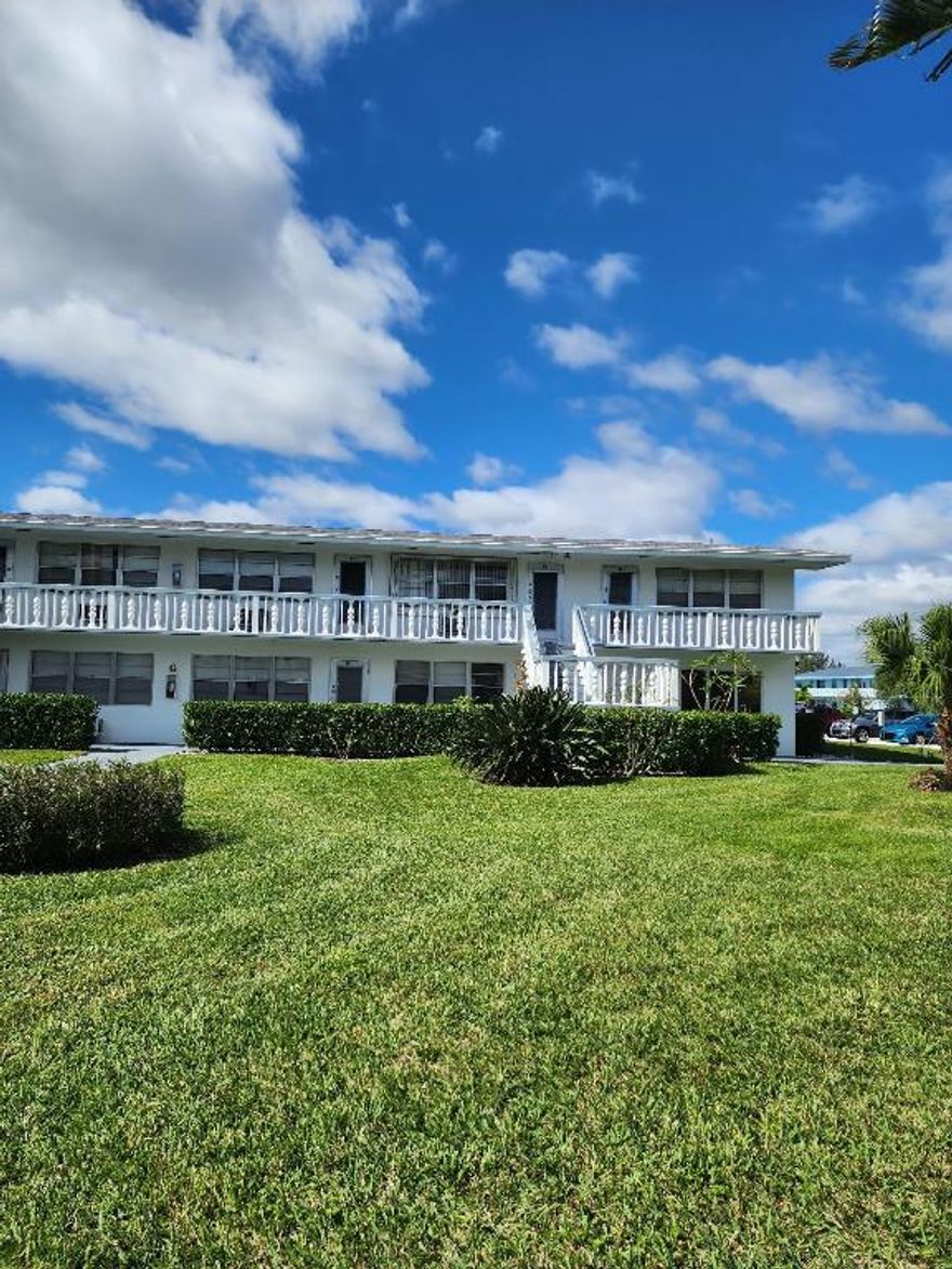 Beautiful 1 bed, 1 bath condo with no carpet centrally located to restaurants, shops, and more. Perfect place to call home!