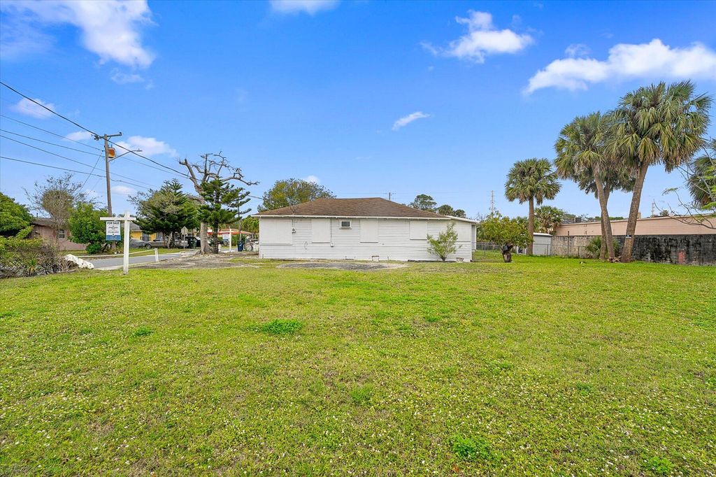 Photo of 717 SE Bahama Avenue, Stuart, FL 34994 (MLS # R10961775)