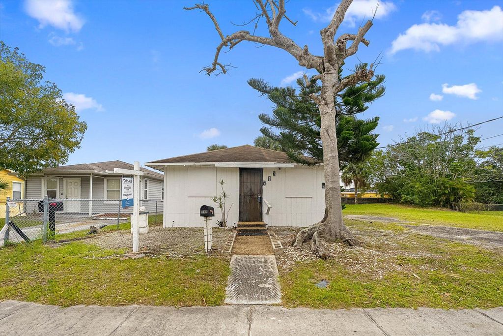 Photo of 717 SE Bahama Avenue, Stuart, FL 34994 (MLS # R10961775)