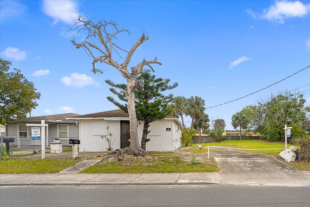 Photo of 717 SE Bahama Avenue, Stuart, FL 34994 (MLS # R10961775)