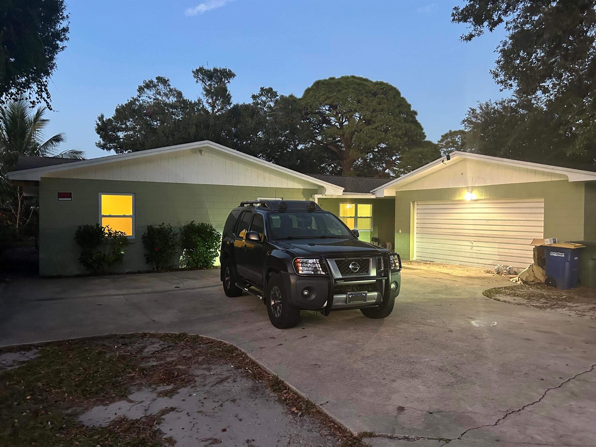 CBS HOME. MOVE IN READY ,CLOSE TO EVERYTHING. Large home with efficiency 2 Bed/1 bath and main home 4/2.https://apply.link/aDgeq0o