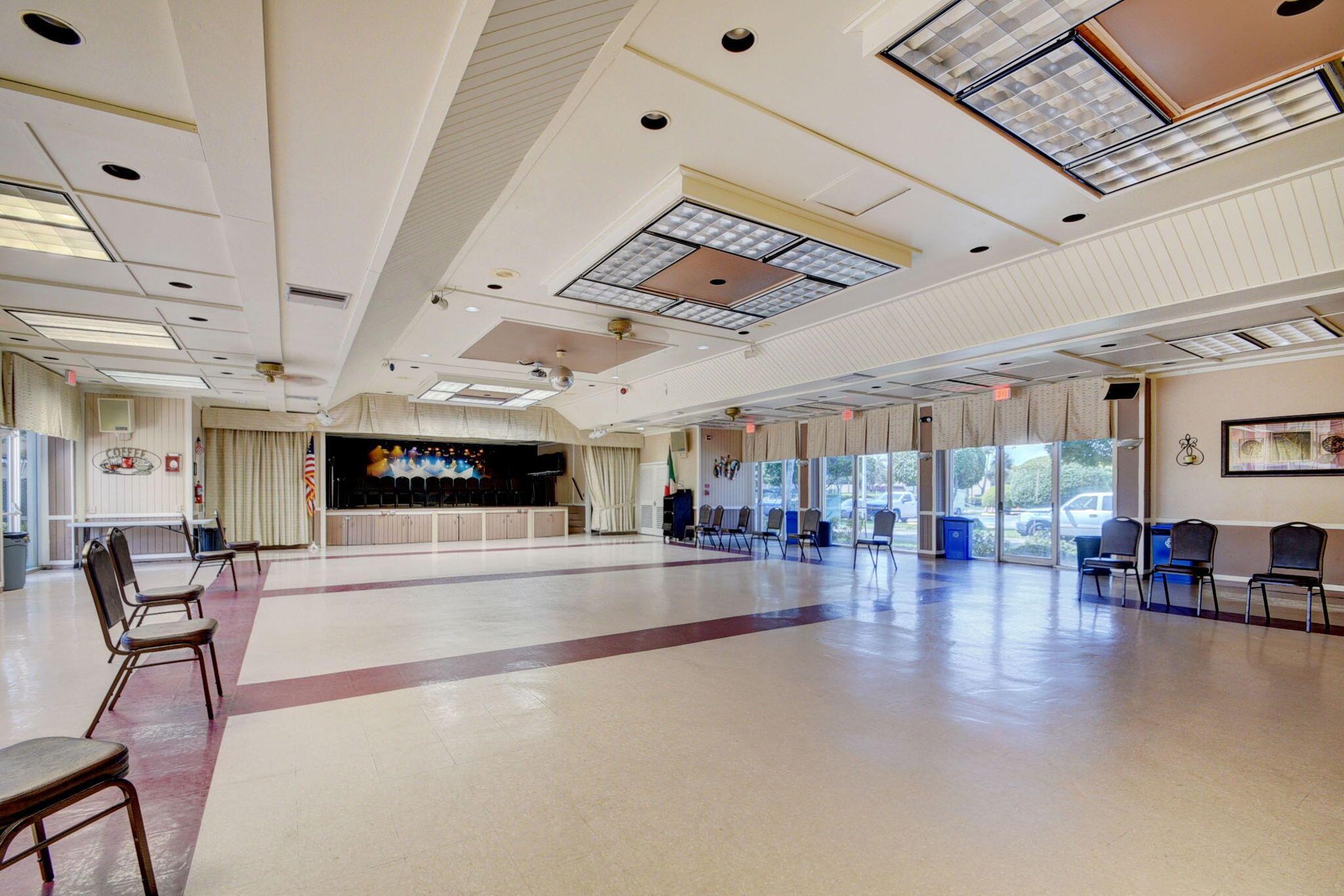 GOLDEN LAKES VILLAGE COND - Residential