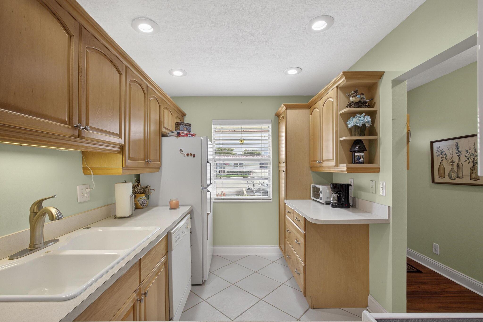 GOLDEN LAKES VILLAGE COND - Residential