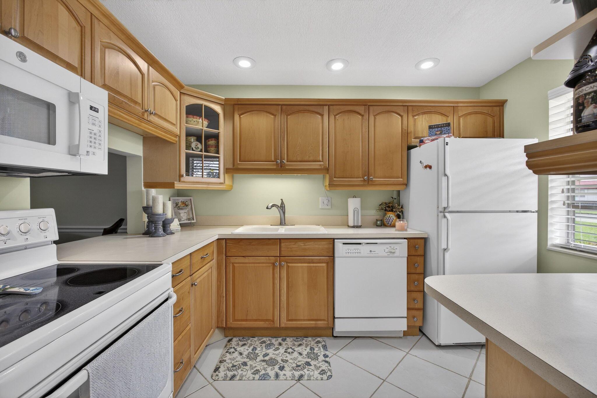 GOLDEN LAKES VILLAGE COND - Residential